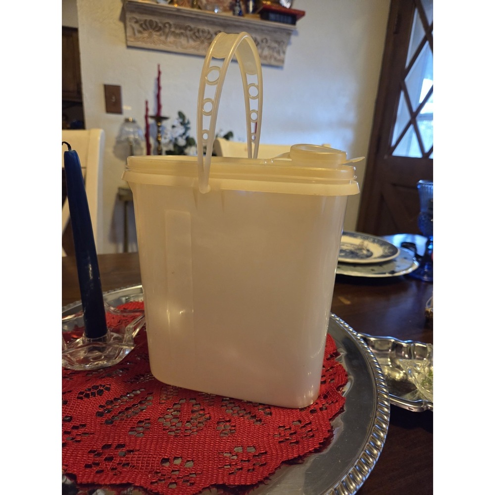 TUPPERWARE Vintage White 2 qt. Beverage Buddy w/ Pour Seal & Handle- #587-1